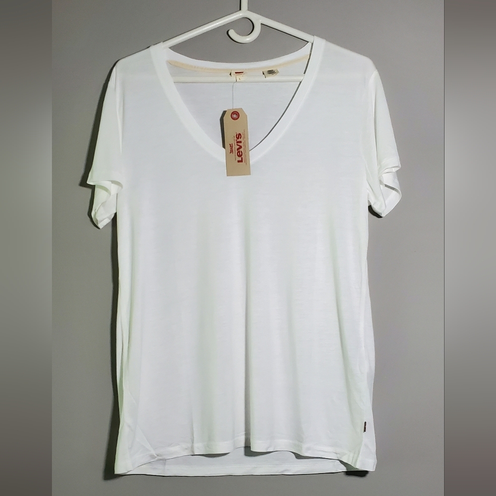 NWT Medium & Large Levi's Women's White V-Neck T-Shirt Relaxed Fit - Picture 1 of 16